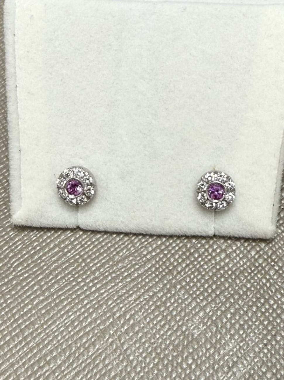 PENDIENTES DE ORO BLANCO 18K CON ZAFIRO ROSA Y DIAMANTES NATURALES