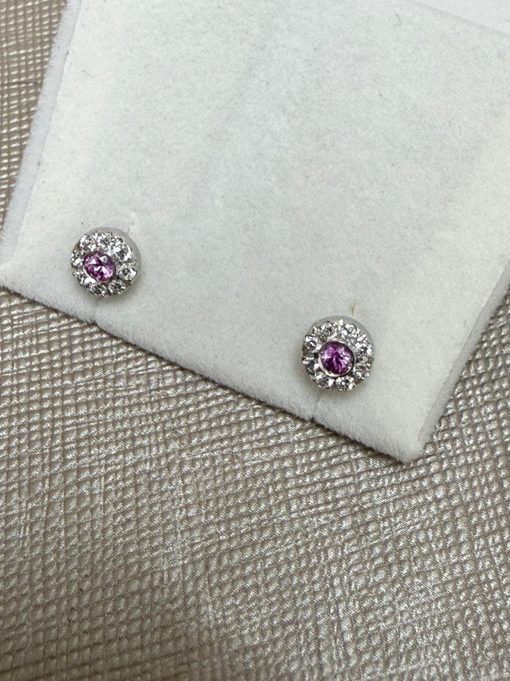 PENDIENTES DE ORO BLANCO 18K CON ZAFIRO ROSA Y DIAMANTES NATURALES