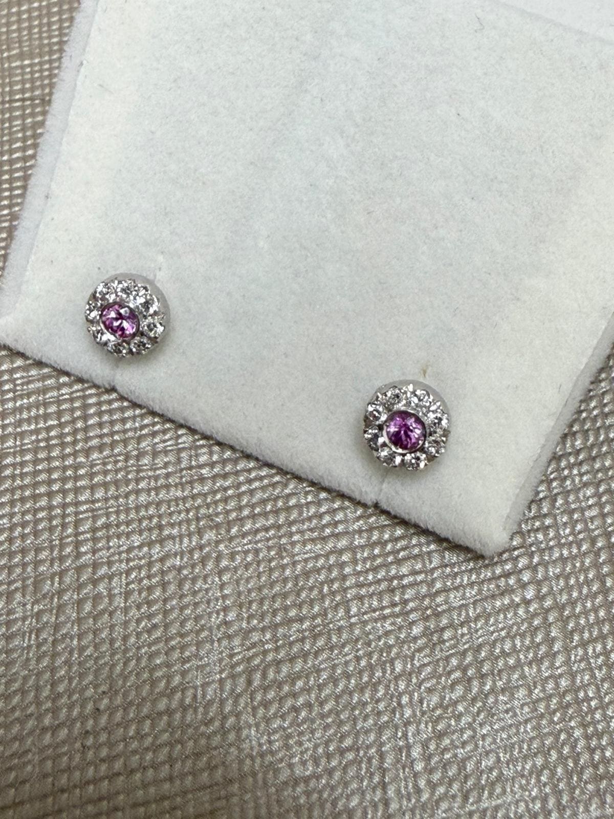 PENDIENTES DE ORO BLANCO 18K CON ZAFIRO ROSA Y DIAMANTES NATURALES