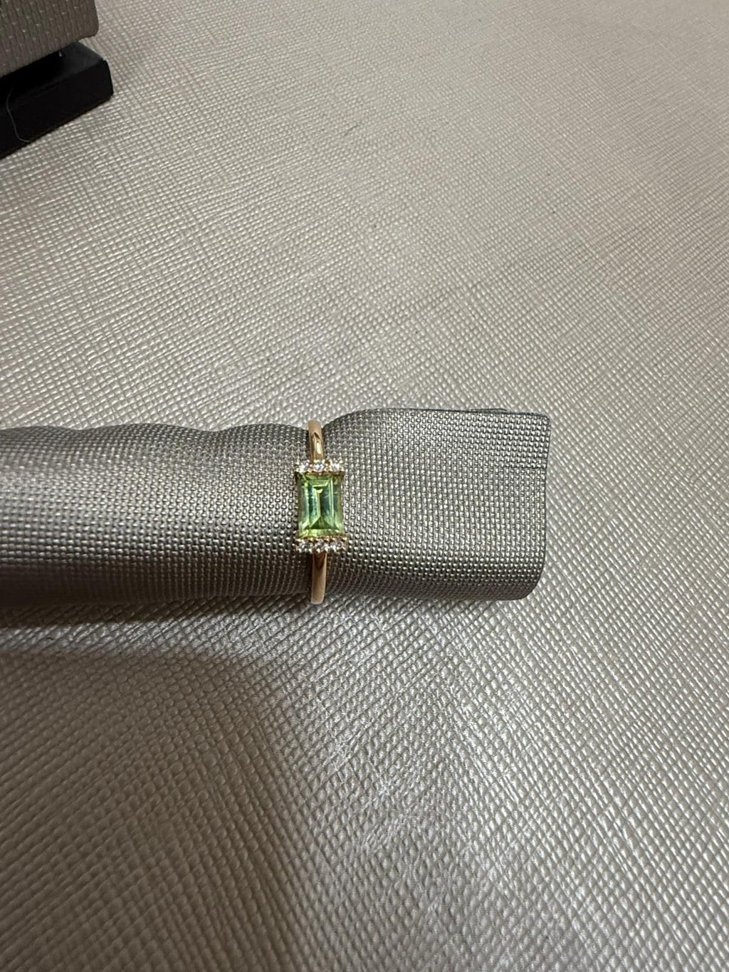 ANILLO EN ORO ROSA DE 18K PERIDOTO Y DIAMANTES