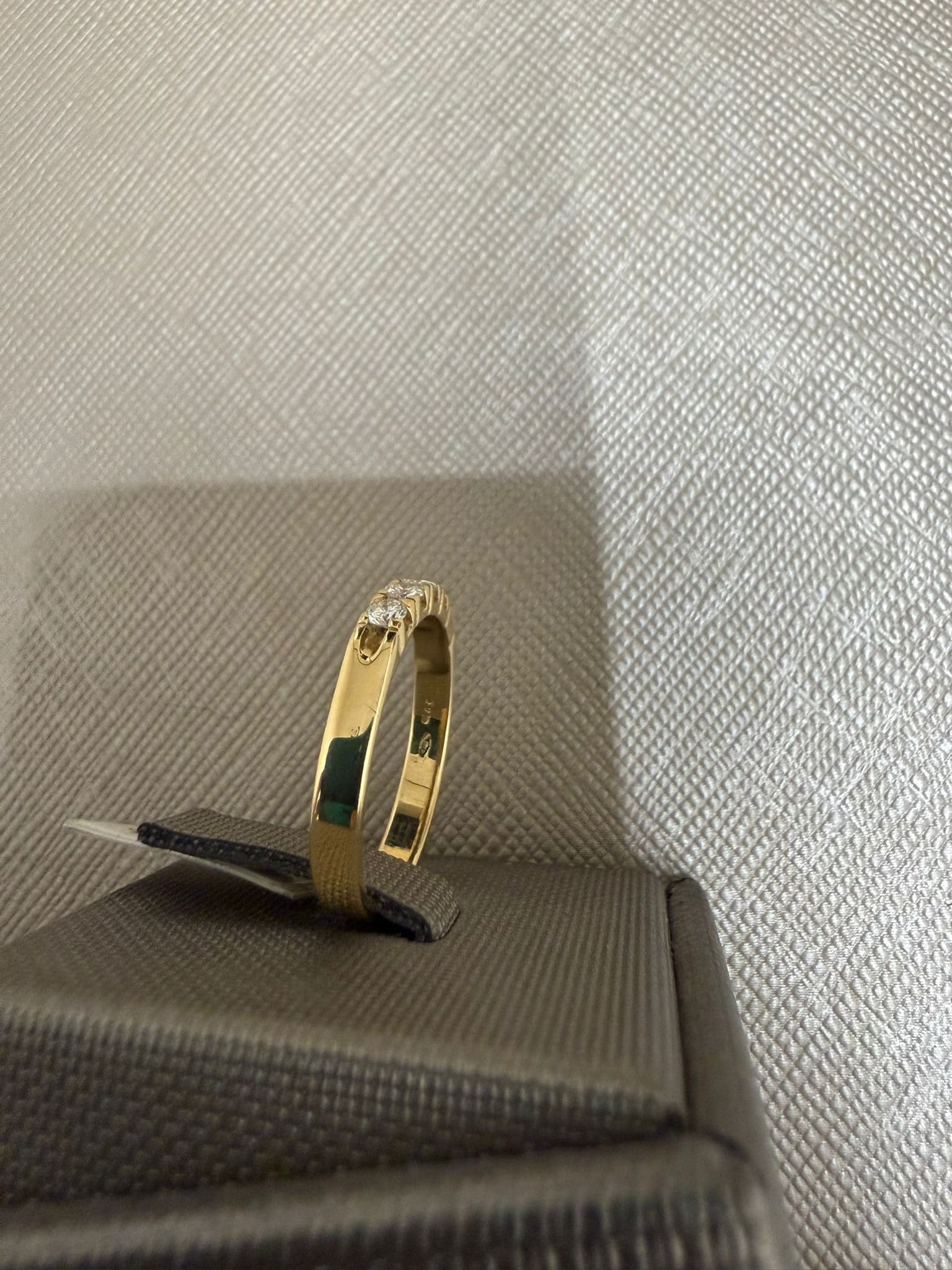 ANILLO RIVIÈRE EN ORO AMARILLO DE 18K