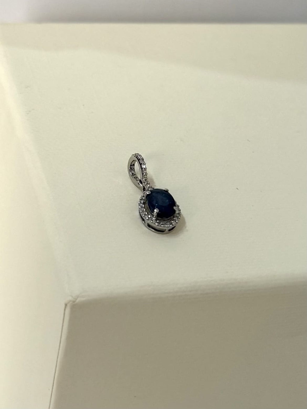 COLGANTE DE PLATINO 950 CON ZAFIRO NATURAL Y DIAMANTES – CERTIFICADO HRD