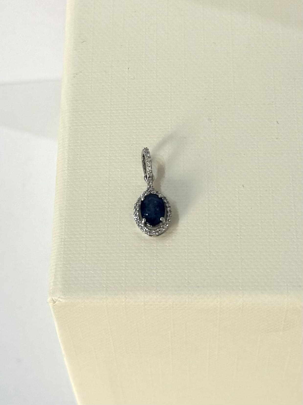 COLGANTE DE PLATINO 950 CON ZAFIRO NATURAL Y DIAMANTES – CERTIFICADO HRD