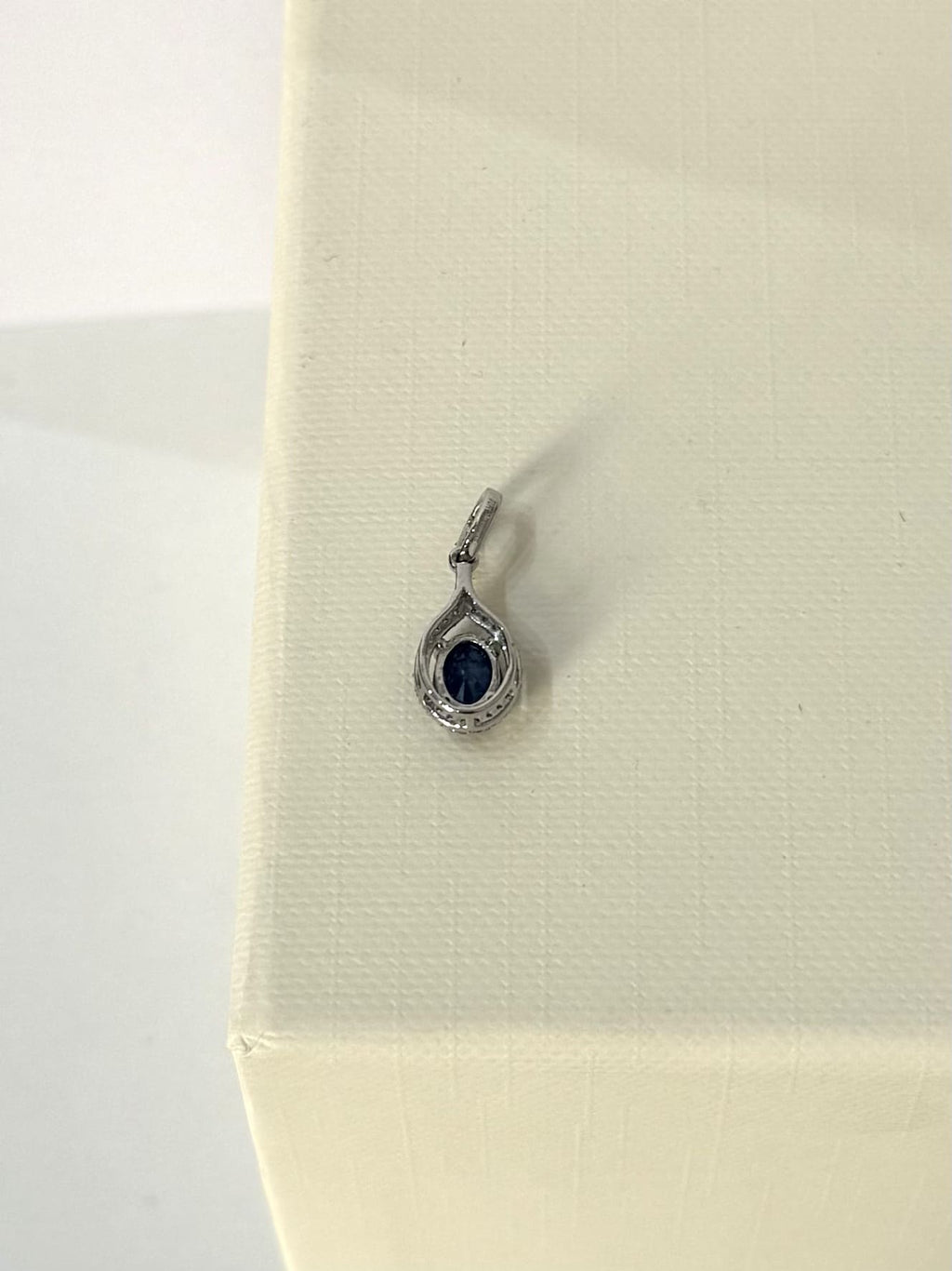 COLGANTE DE PLATINO 950 CON ZAFIRO NATURAL Y DIAMANTES – CERTIFICADO HRD