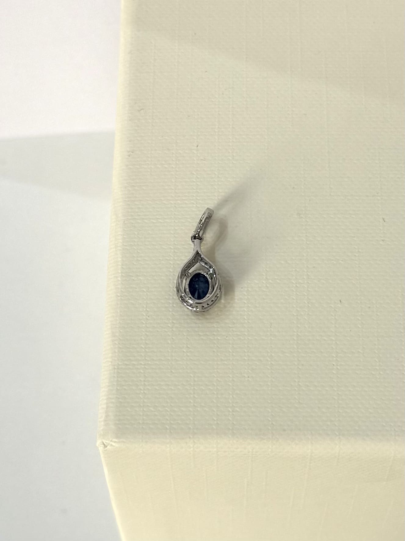 COLGANTE DE PLATINO 950 CON ZAFIRO NATURAL Y DIAMANTES – CERTIFICADO HRD