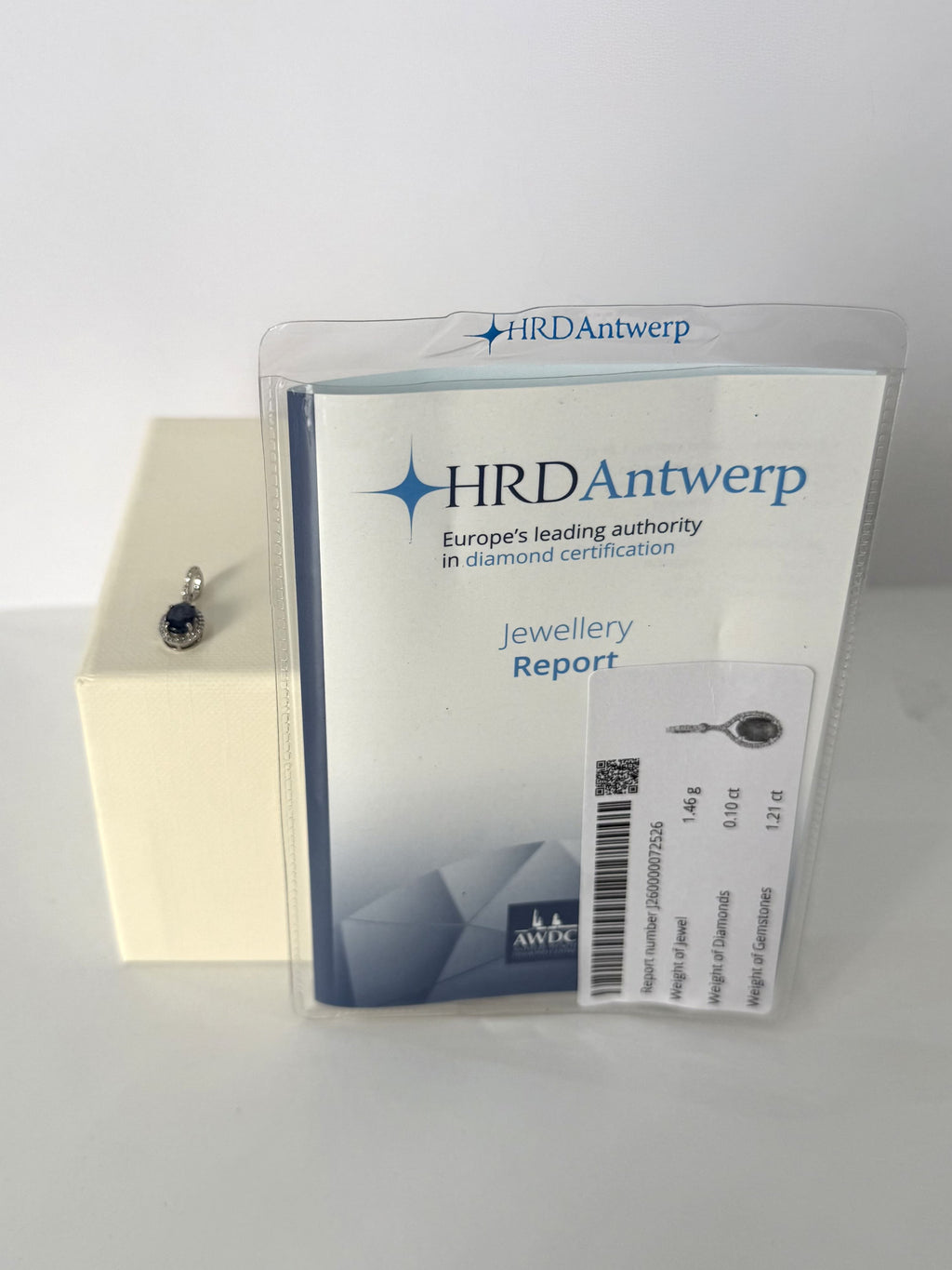 COLGANTE DE PLATINO 950 CON ZAFIRO NATURAL Y DIAMANTES – CERTIFICADO HRD