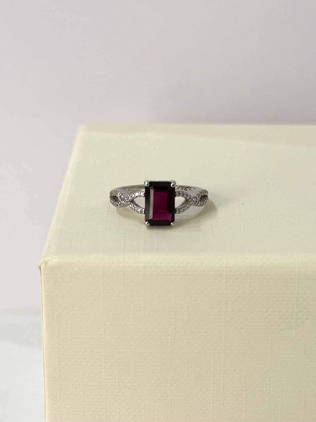 Anillo de Platino 950 con Turmalina Rosa Natural y Diamantes – Certificado HRD Antwerp
