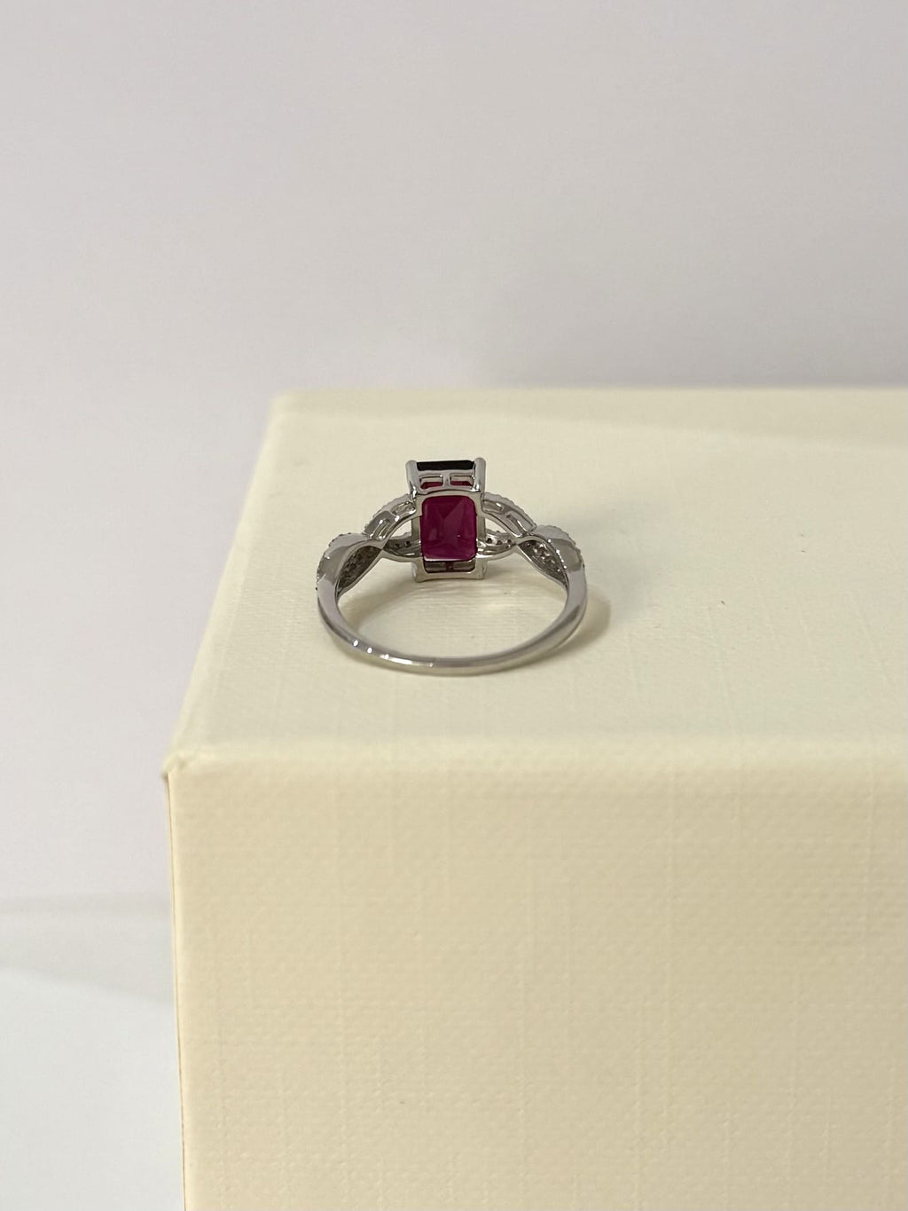 Anillo de Platino 950 con Turmalina Rosa Natural y Diamantes – Certificado HRD Antwerp