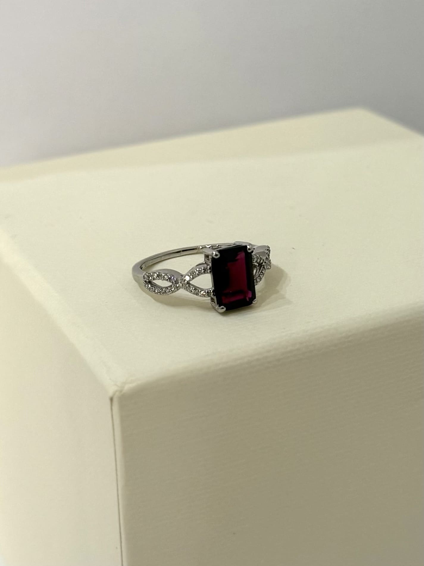 Anillo de Platino 950 con Turmalina Rosa Natural y Diamantes – Certificado HRD Antwerp