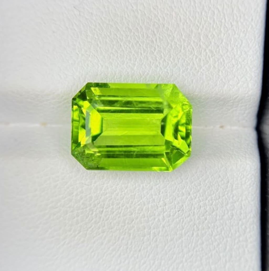 PERIDOTO NATURAL 9,80 CT TALLA ESMERALDA, GRAN PRESENCIA Y COLOR INTENSO