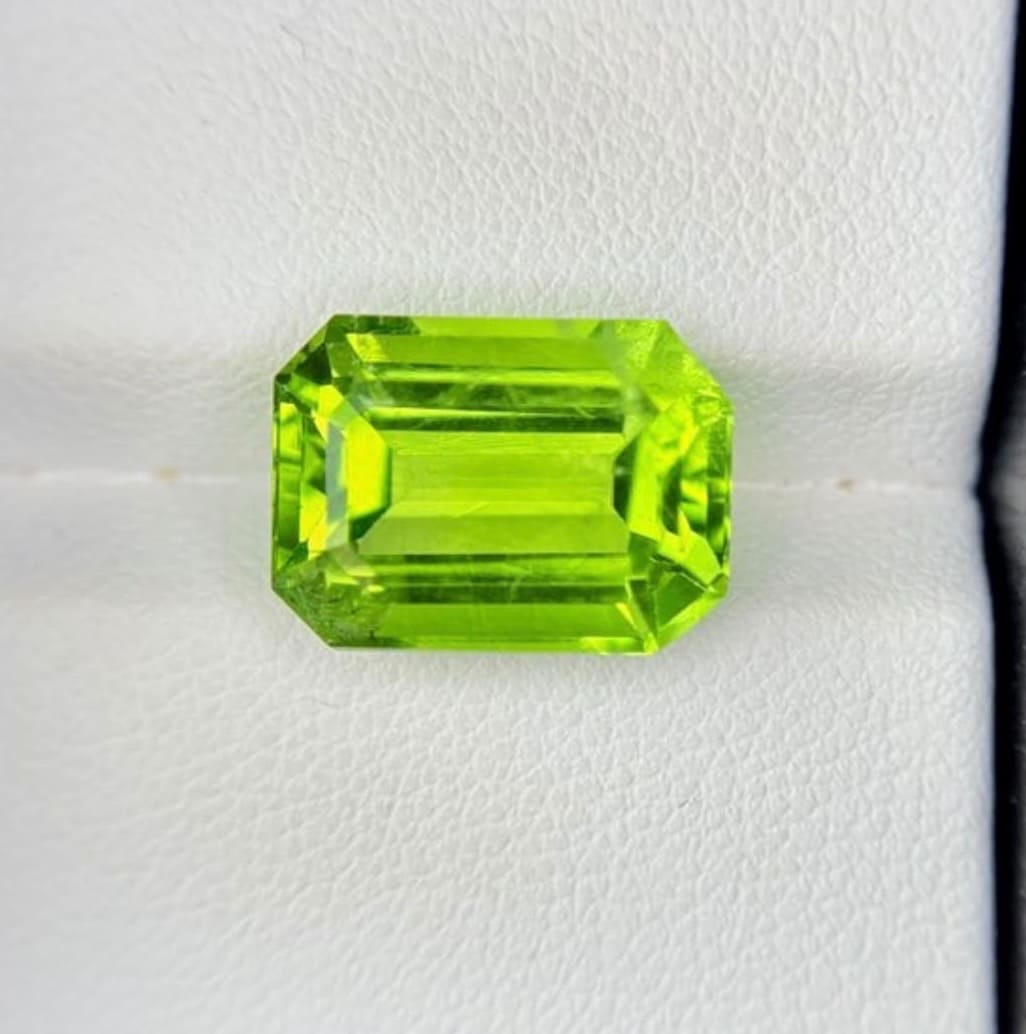 PERIDOTO NATURAL 9,80 CT TALLA ESMERALDA, GRAN PRESENCIA Y COLOR INTENSO