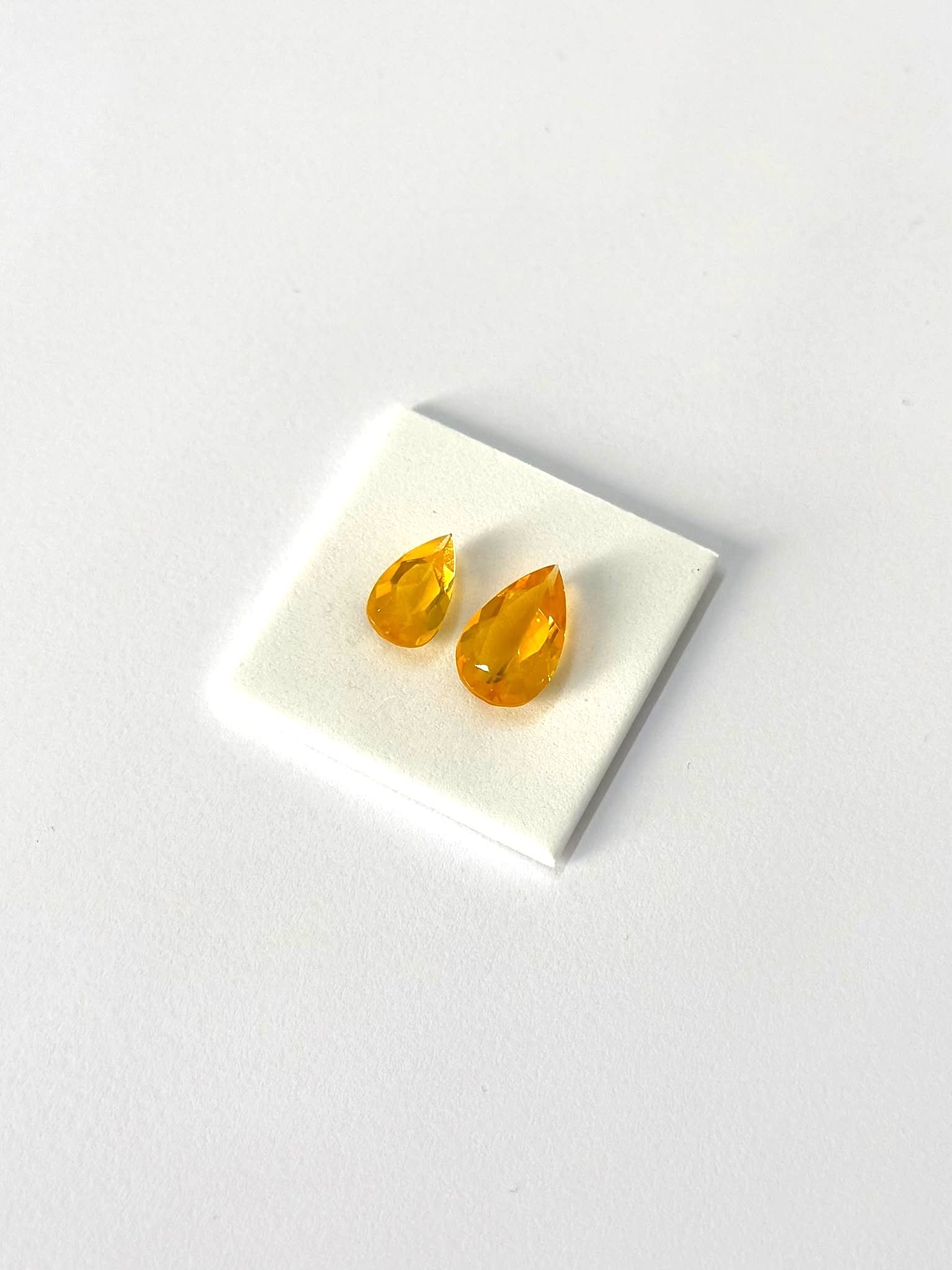 PAREJA DE ÓPALOS DE FUEGO NATURALES FACETADOS, COLOR Y EXCLUSIVIDAD PARA ALTA JOYERÍA